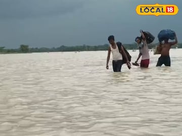 একমাত্র সেতু ভেঙে যাওয়ায় ঝুঁকি নিয়ে পারাপার করছিলেন পড়ুয়ারা। প্রতীকী ছবি 