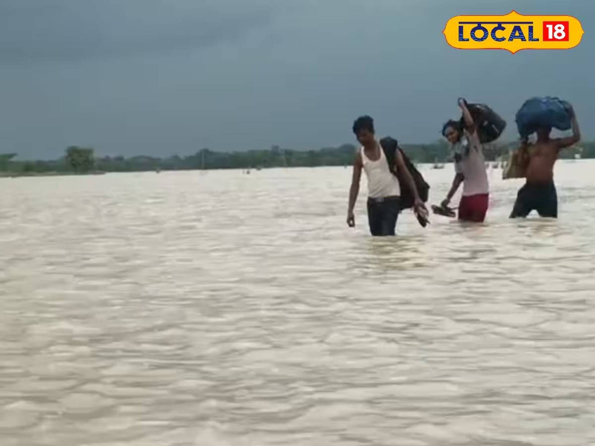 ভেঙেছে সেতু, পরীক্ষা দিতে ঝুঁকি নিয়েই নদী পারাপার পড়ুয়াদের! জানামাত্রই বড় পদক্ষেপ স্কুলের