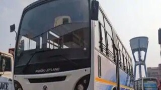 প্রবল অসুস্থ হয়ে হেল্পারের হাতে স্টিয়ারিং তুলে দেন বাস ড্রাইভার! হাসপাতাল পৌঁছানোর আগে বাসেই হার্ট অ্যাটাকে মৃত্যু...Representative image প্রবল অসুস্থ হয়ে হেল্পারের হাতে স্টিয়ারিং তুলে দেন বাস ড্রাইভার! হাসপাতাল পৌঁছানোর আগে বাসেই হার্ট অ্যাটাকে মৃত্যু...Representative image