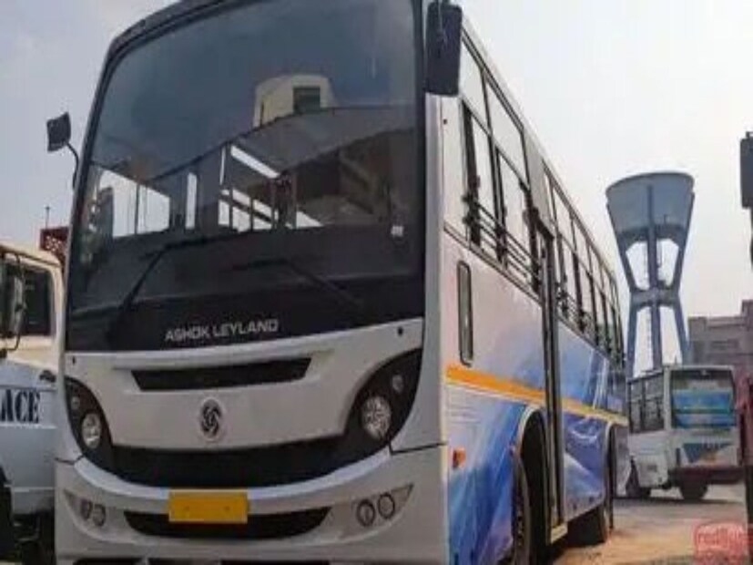এই পরিস্থিতিতে যাত্রীদের সুবিধায় এবার শাটল বাস সার্ভিস দেবে রাজ্য পরিবহণ দফতর। কবি সুভাষ মেট্রো বন্ধ হওয়ায় যাত্রী ভোগান্তি কমাতে এবার বড় উদ্যোগ নেওয়া হল রাজ্যের তরফে।