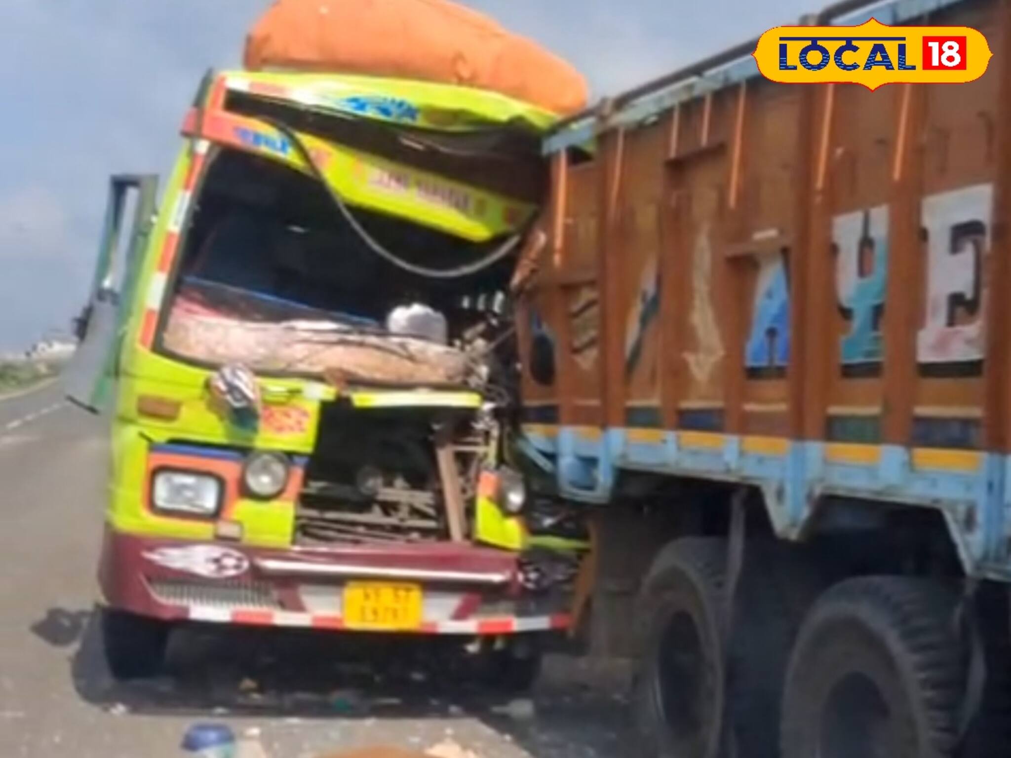 জল পান করতে করতেই বাস চালাচ্ছিলেন চালক! নিয়ন্ত্রণ হারাতেই লরির পিছনে ধাক্কা!