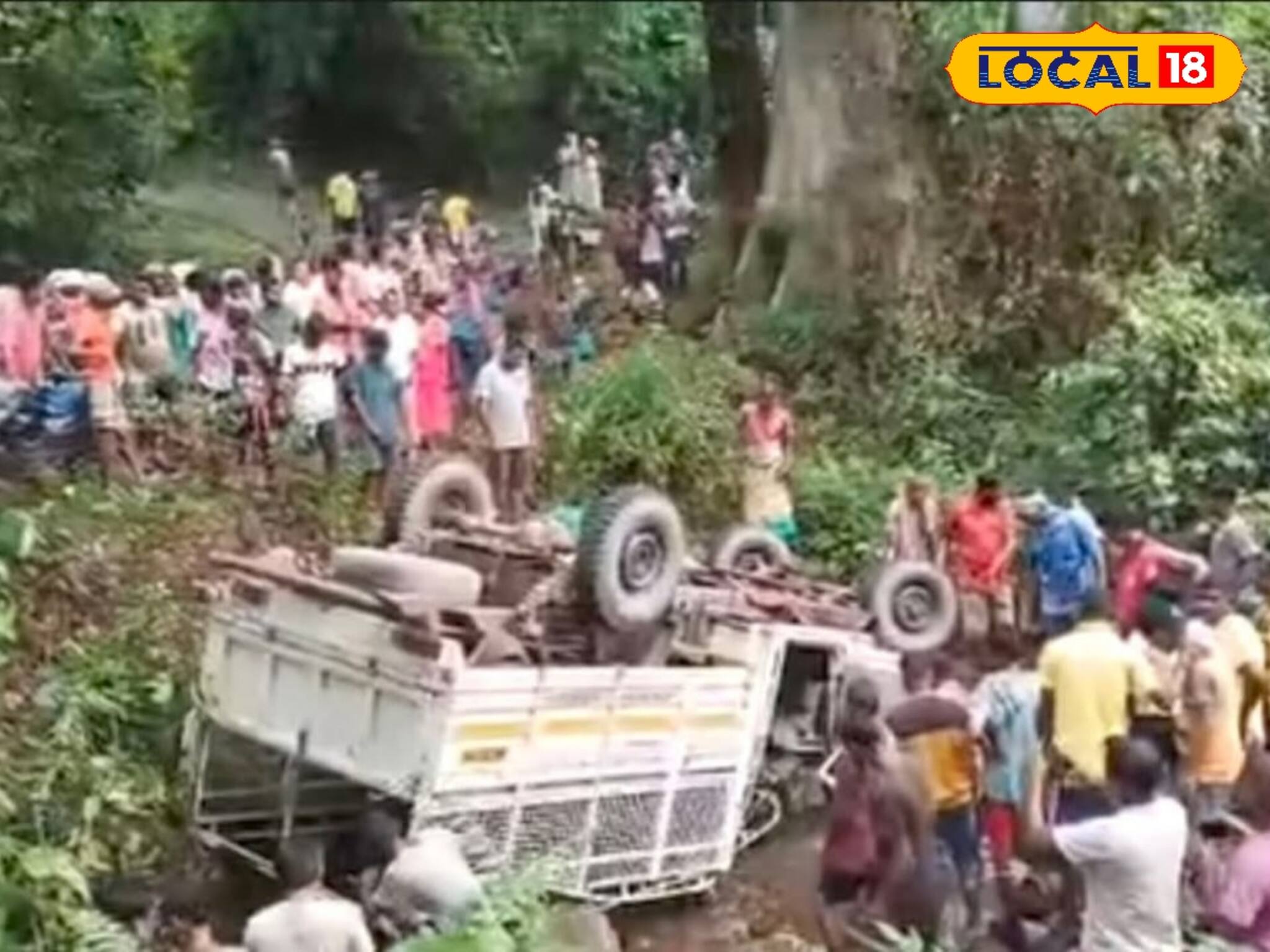 সাতসকালেই চা বাগানে মর্মান্তিক দুর্ঘটনা, উল্টে গেল শ্রমিকদের গাড়ি! মৃত ৩, আহত বহু