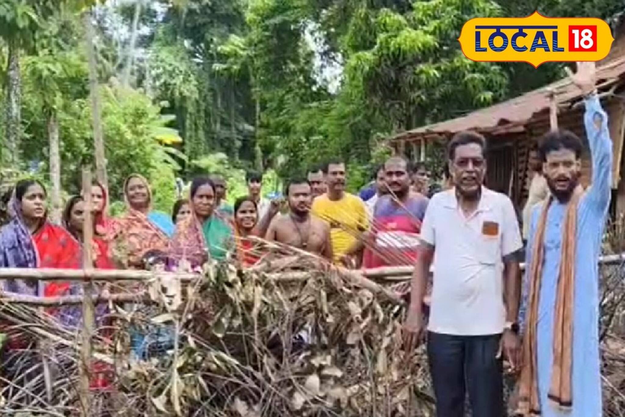 রাস্তার দাবিতে রাস্তা বন্ধ! বাঁশের ব্যারিকেড তুলে প্রতিবাদ