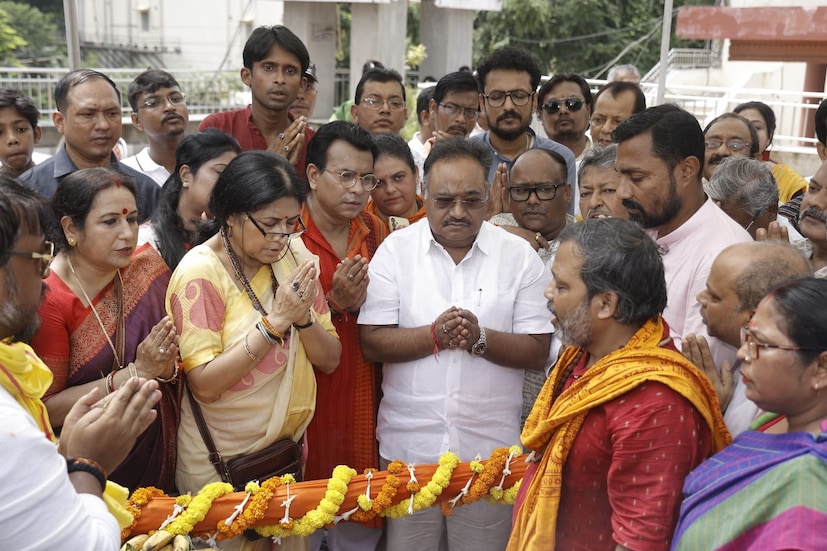 ২০২০ সালে, বিজেপির এই ইজেডসিসি পুজোর সূত্রপাত হয় প্রাক্তন তৃণমূল নেতা মুকুল রায় ও সব্যসাচী দত্তের হাত ধরে। তৎকালীন পর্যবেক্ষক কৈলাস বিজয়বর্গীয়র ছাড়পত্রে শুরু হলেও, তখন রাজ্য সভাপতি ছিলেন দিলীপ ঘোষ। কেন্দ্রীয় নেতারা নাকি জানতে চেয়েছিলেন বাংলায় মোট কটা পুজোর উদ্যোক্তা বিজেপি নেতা।