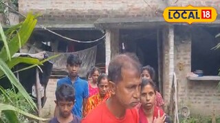 মৃতের বাড়ির সামনে প্রতিবেশীদের ভিড়।