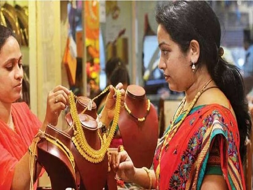 আয়কর নিয়ম অনুযায়ী, একজন বিবাহিত মহিলা সর্বাধিক ৫০০ গ্রাম পর্যন্ত সোনা বাড়িতে রাখতে পারেন। অন্যদিকে, অবিবাহিত মহিলা ২৫০ গ্রাম পর্যন্ত সোনা রাখতে পারেন। পুরুষ সদস্যদের ক্ষেত্রে সীমা হল ১০০ গ্রাম, বিবাহিত অবিবাহিত নির্বিশেষে ৷