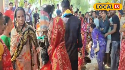 হাসপাতালের সামনে মৃতের পরিবারের ভিড়। হাসপাতালের সামনে মৃতের পরিবারের ভিড়।