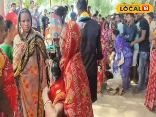 হাসপাতালের সামনে মৃতের পরিবারের ভিড়।