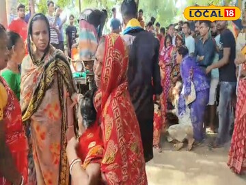 হাসপাতালের সামনে মৃতের পরিবারের ভিড়।