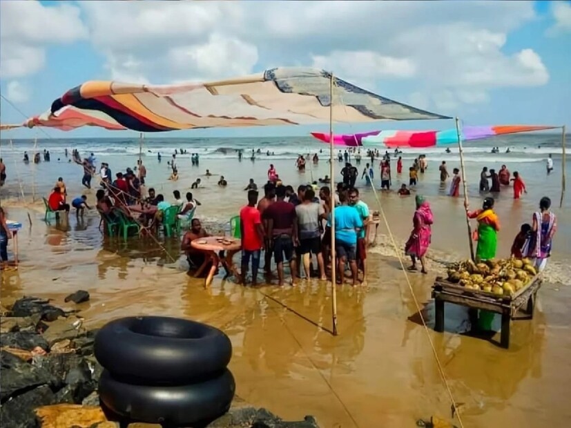 তবে আনন্দের মধ্যেই দেখা দিচ্ছে বড় সমস্যা। স্নানের পরপরই পর্যটকদের অসুবিধায় পড়তে হচ্ছে, কারণ সৈকতের চারপাশে নেই কোনও সরকারি বা বেসরকারি শৌচালয় কিংবা চেঞ্জিং রুম। ফলে বাধ্য হয়েই ভিজে কাপড়ে দীর্ঘক্ষণ থাকতে হচ্ছে বা তাড়াতাড়ি হোটেলে ফিরে যেতে হচ্ছে। এতে আনন্দ উপভোগে বড়সড় বিঘ্ন ঘটছে।