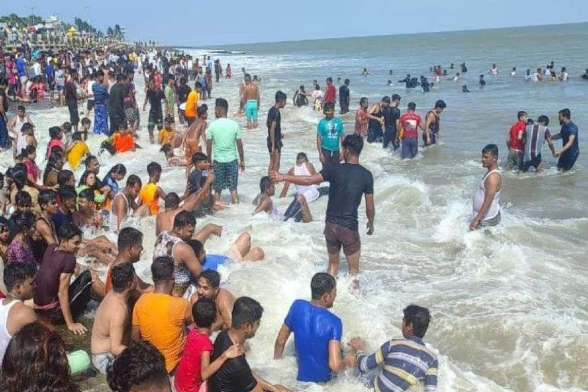 সমুদ্র থেকে ভেসে এল সে! দিঘার বিচে ওটা কী! ছুটতে-ছুটতে সৈকতে যাচ্ছেন পর্যটকরা! বেনজির ঘটনা