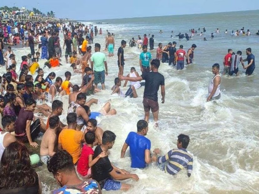 সকাল সকাল 'অচেনা অতিথি'-কে দেখতে ভিড় জমালেন স্থানীয় ও পর্যটকেরা। 