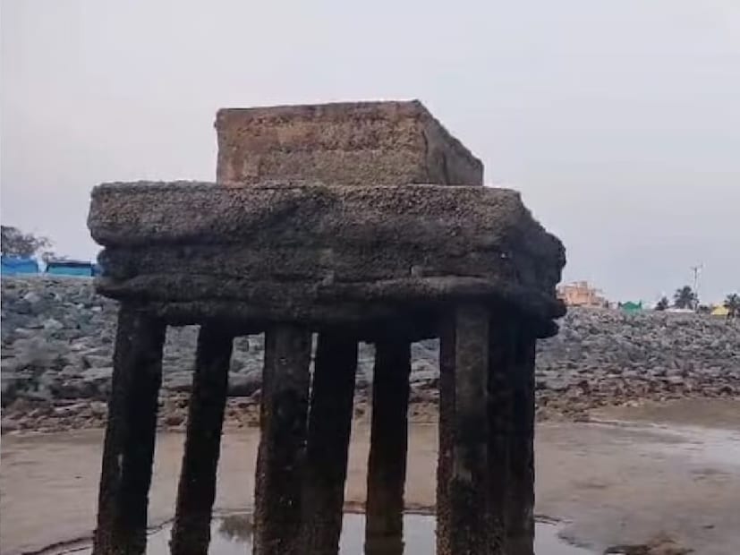 ওল্ড দিঘা সমুদ্র সৈকতের কাছেই প্রাচীন এই ভগ্নস্তুপ টি লক্ষ্য করা যায়। এই ভগ্নস্তুপটি আসলে আর কিছুই নয় একটি ওয়াচ টাওয়ার ছিল একটা সময়। আবহাওয়া বিষয়ক বিভিন্ন নজরদারিও চালানো হত। আর এই স্তম্ভটি গড়ে উঠেছিল ওয়ারেন হেস্টিংয়ের সময়কালেই। এখন সেটির ভগ্নপ্রায় অবস্থা।