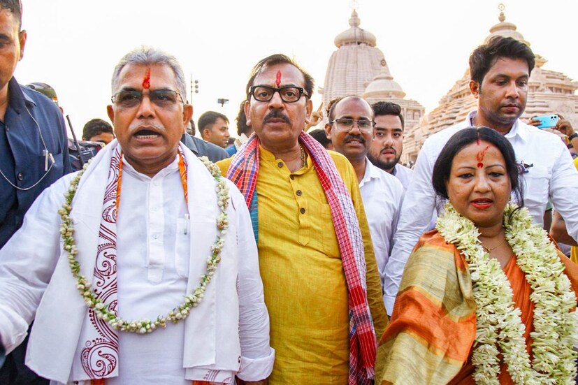 গত কিছুদিনে মোদি, শাহ বঙ্গ সফরে এলেও সেখানে আমন্ত্রণ পাননি দিলীপ। যা নিয়ে বিতর্ক কম হয়নি। পরবর্তীতে শমীক ভট্টাচার্য রাজ্য বিজেপির সভাপতি হওয়ায় মনে করা হচ্ছিল ছবিটা পালটাবে। দলে ফের গুরুত্ব বাড়বে দিলীপের। কিন্তু কোথায় কী! মোদির দমদমের সভাতেও আমন্ত্রণ পেলেন না ‘দাবাং’ দিলীপ।