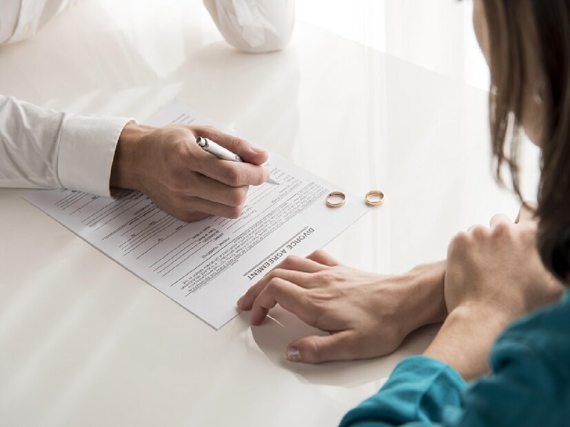 ১. স্থায়ী ভরণপোষণ (Permanent Alimony)বিবাহবিচ্ছেদের পরও যেসব স্বামী/স্ত্রী ক্রমাগত আর্থিক সহায়তার প্রয়োজন অনুভব করেন, তাদের স্থায়ী ভরণপোষণ দেওয়া হয়। এটি সাধারণত অনির্দিষ্টকালের জন্য দেওয়া হয়। প্রাপক স্ত্রী/স্বামী পুনর্বিবাহ করলে বা মৃত্যু হলে এটি বন্ধ হয়ে যায়। হিন্দু ম্যারেজ অ্যাক্ট, ১৯৫৫ এর ধারা ২৫ এবং অন্যান্য ব্যক্তিগত আইন অনুযায়ী এ নিয়ম কার্যকর।