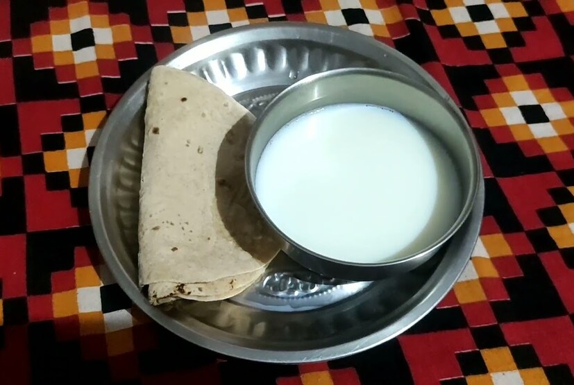 দুধের সঙ্গে রুটি খাওয়ার উপকারিতা- পুষ্টিগুণ দুধ ও রুটি একসঙ্গে খেলে অনেক পুষ্টিগুণ পাওয়া যায়। যদি আপনার শরীরে প্রোটিন, মিনারেল, ভিটামিন বা ক্যালসিয়ামের ঘাটতি থাকে, তাহলে রাতে দুধ রুটি খেতে পারেন। প্রতিদিন রাতে দুধের সঙ্গে রুটি খেলে শরীরে প্রয়োজনীয় সব পুষ্টি পাওয়া যায়। দুধে রুটি খেলে ক্যালসিয়াম, আয়রন, প্রোটিন ও ভিটামিনের মতো পুষ্টি উপাদান পূরণ হয়। এই কারণেই বলা হয় যে দুধ এবং রুটি খাওয়া স্বাস্থ্যের জন্য উপকারী হতে পারে। 