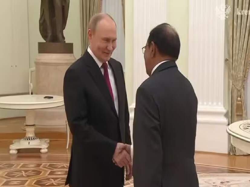 যেখানে ডোভাল এবং রাশিয়ার রাষ্ট্রপতি পুতিনের মধ্যে দেখা হয়েছিল। এর পাশাপাশি, ভারত এবং চিন একে অপরের আরও ঘনিষ্ঠ হচ্ছে। প্রধানমন্ত্রী মোদির চিন সফরের খবর আসার সঙ্গে সঙ্গেই স্পষ্ট হয়ে গেল যে আমেরিকাকে জবাব দেওয়ার জন্য ভারত কি কৌশল নিয়ে কাজ করছে। এই কারণেই চিনও দুই ধাপ এগিয়ে ট্রাম্পের শুল্কের ইস্যুতে ভারতকে সমর্থন করেছে এবং আমেরিকাকে উপযুক্ত জবাব দিয়েছে।