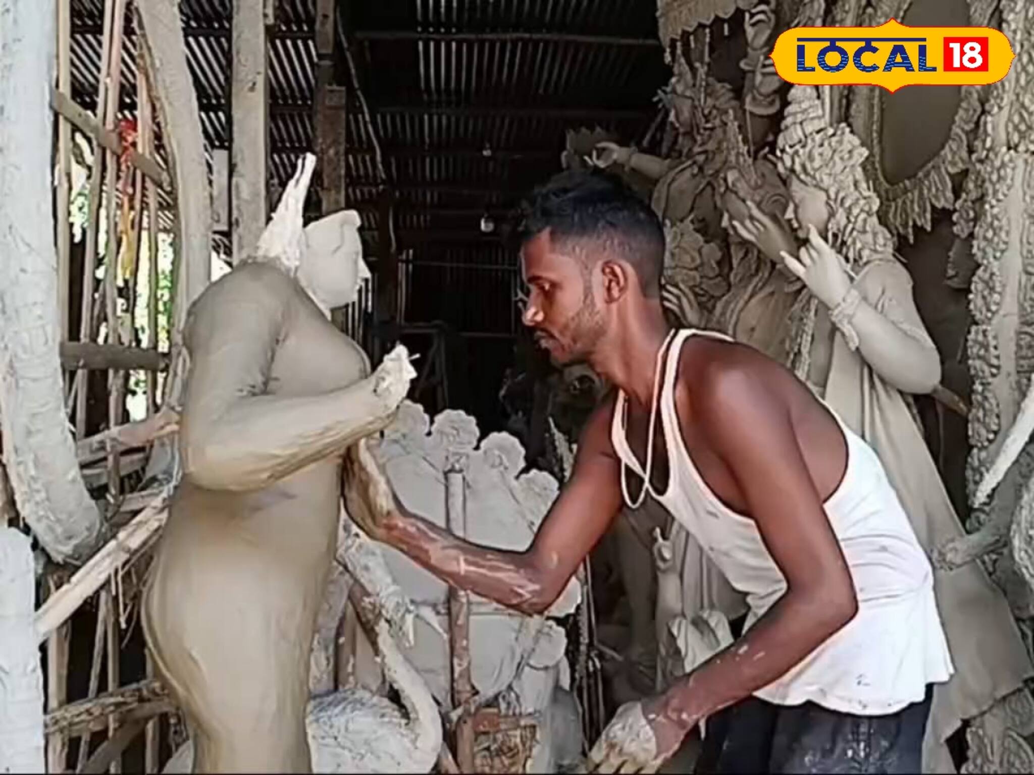 প্রতিমা তৈরি করতে গিয়ে যুদ্ধ বৃষ্টির সঙ্গে! কুমোরটুলি টালমাটাল