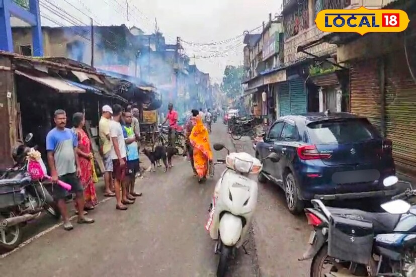 ঘটনাটি ঘটেছে শুক্রবার দুর্গাপুরের বেনাচিতি বাজারের শালবাগান এলাকায়। রাতের অন্ধকার গলির নর্দমার ভেতর থেকে হঠাৎ ভেসে আসে সদ্যজাত শিশুর করুণ কান্নার সুর। এলাকাবাসী তড়িঘড়ি নর্দমায় শিশুটির খোঁজ শুরু করেন।দৃশ্য দেখে কার্যত নিশ্চুপ হয়ে যান এলাকাবাসী।(ছবি ও তথ্য: দীপিকা সরকার)