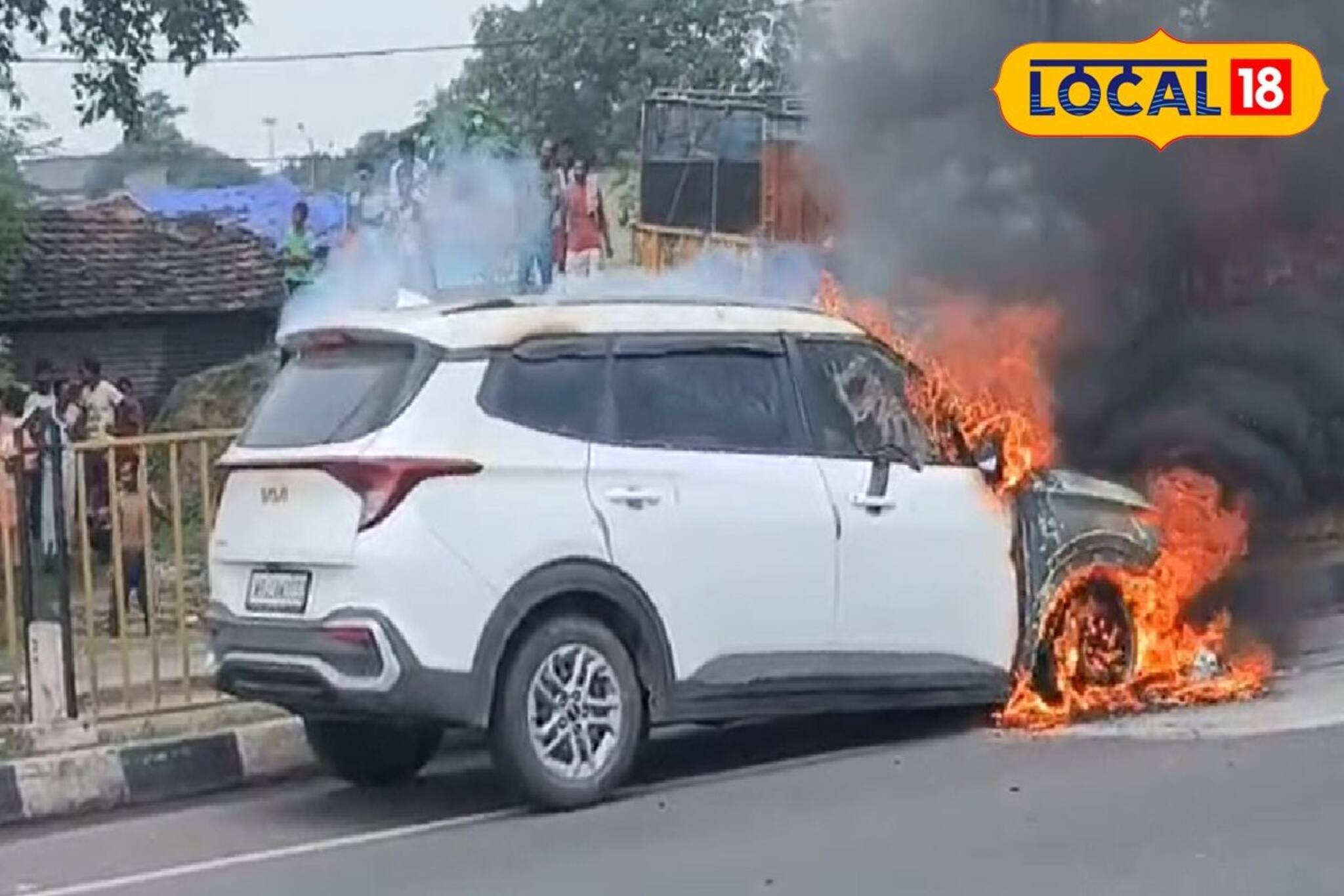 সার্ভিসিংয়ে নিয়ে যাওয়া হচ্ছিল গাড়ি, কিন্তু হঠাৎ এমন হল... দেখে শিহরিত হয়ে যাবেন আপনিও