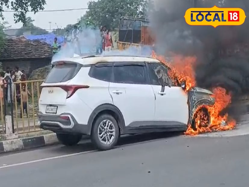 দুর্গাপুর, পশ্চিম বর্ধমান : শিউড়ে ওঠার মতো দৃশ্য। চলন্ত গাড়িতে হঠাৎ আগুন। কয়েক মিনিটের মধ্যে আগুনের গ্রাসে চলে যায় গাড়িটি। কোনওমতে প্রাণ বাঁচাতে সক্ষম হয়েছেন চালক, দাবি প্রত্যক্ষদর্শীদের। দুর্গাপুরে ১৯ নম্বর জাতীয় সড়কের কাদারোড এলাকার ঘটনা। (ছবি ও তথ্য : অর্পন চক্রবর্তী)