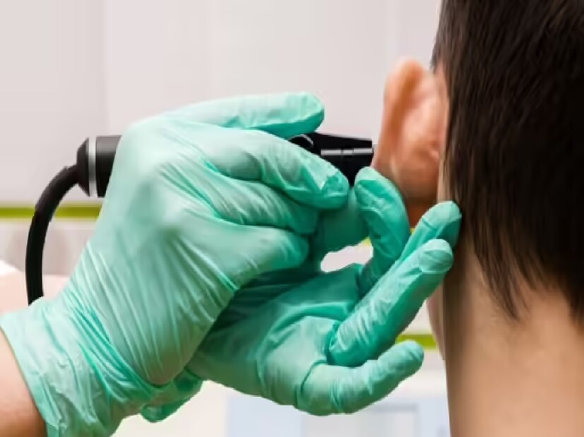 অনেকেই কানের ময়লা বা ear wax-কে বিরক্তিকর সমস্যা মনে করেন। বাইরে থেকে দেখা গেলে তা বিব্রতকর বটে, তবে চিকিৎসাবিজ্ঞানে এটিকে কানের সুরক্ষাকবচ বলা হয়। একে বলা হয় Cerumen। কানের বাইরের অংশে থাকা গ্রন্থি থেকে এই ময়লা তৈরি হয়। এর পরিমাণ ব্যক্তি ভেদে ভিন্ন হতে পারে। 