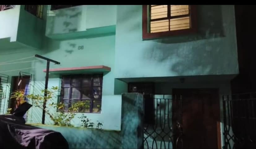সূত্রের খবর, সঞ্জয় এক ভাই এক বোন, বোনের বহুদিন আগেই বিয়ে হয়ে গিয়েছে কিন্তু বোনের সঙ্গে তাঁর কোনও সম্পর্ক নেই বহুদিন ধরেই এমনটাই জানিয়েছেন সঞ্জয় নিজে। সঞ্জয় বাবা-মার কে ছেড়ে তাঁর স্ত্রী এবং শাশুড়িকে নিয়ে ভাড়া থাকতেন এই বাবলাতলার বাড়িতে।