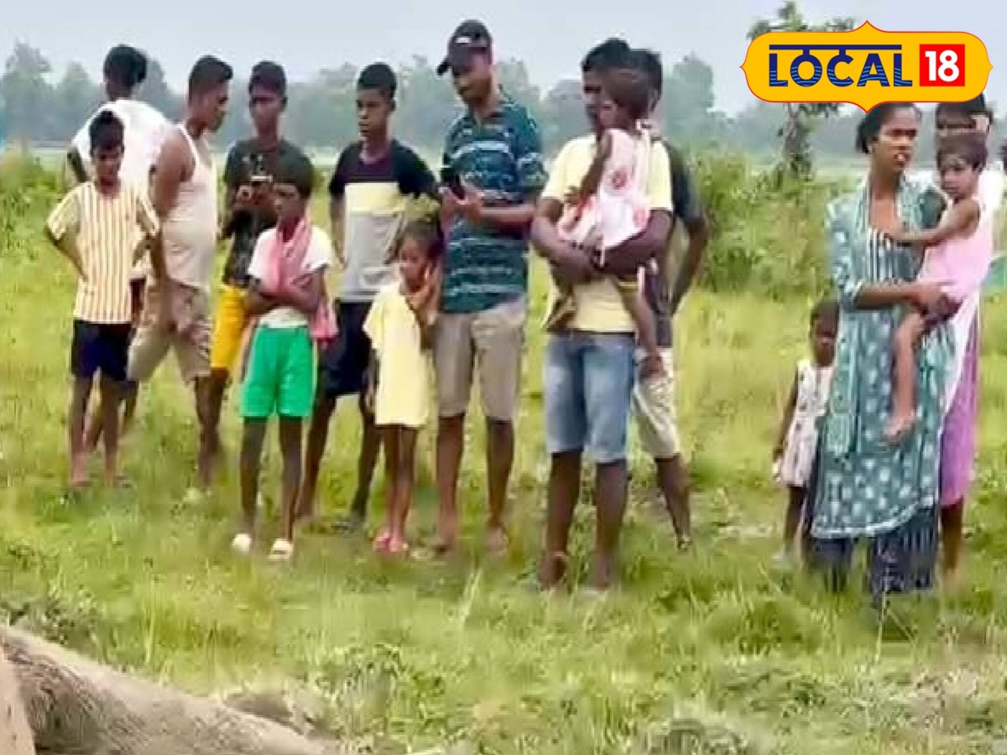 মাঠের মাঝে বিশালাকার ওটা কী...! কাছে যেতেই 'থ' বাসিন্দারা, ছুটে এল বন দফতর