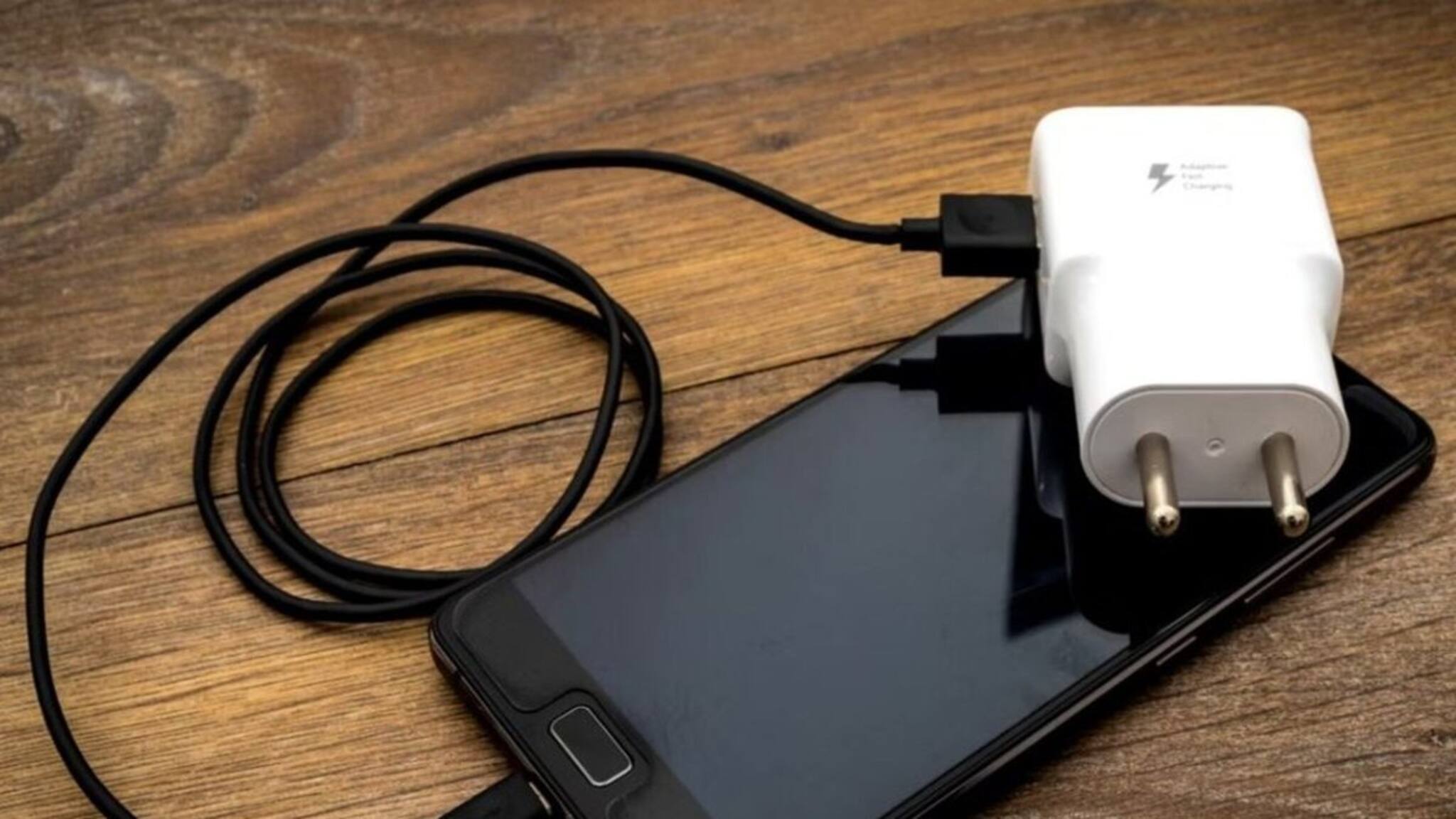 Mobile Charger Expiry Date: মোবাইল চার্জারেরও কি 'এক্সপায়ারি ডেট' হয়? মেয়াদ শেষ বুঝবেন কীভাবে? ৯৯% মানুষই জানেন না সঠিক উত্তর, আপনি জানেন?