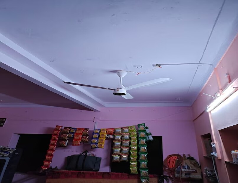 ফ্যান যতই আরামদায়ক হোক, তাতে লুকিয়ে রয়েছে কিছু বিপদের সম্ভাবনাও। দেখে নেওয়া যাক, ঠিক কোন কোন স্বাস্থ্যঝুঁকি লুকিয়ে আছে নিয়মিত ফ্যান চালিয়ে ঘুমোনোর অভ্যাসে।