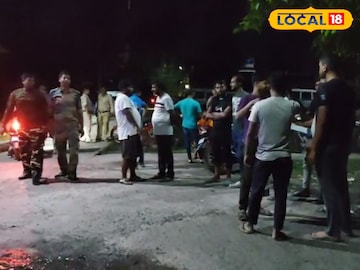 হাড়োয়া হাসপাতালে সামনে পরিবার ও এলাকাবাসী