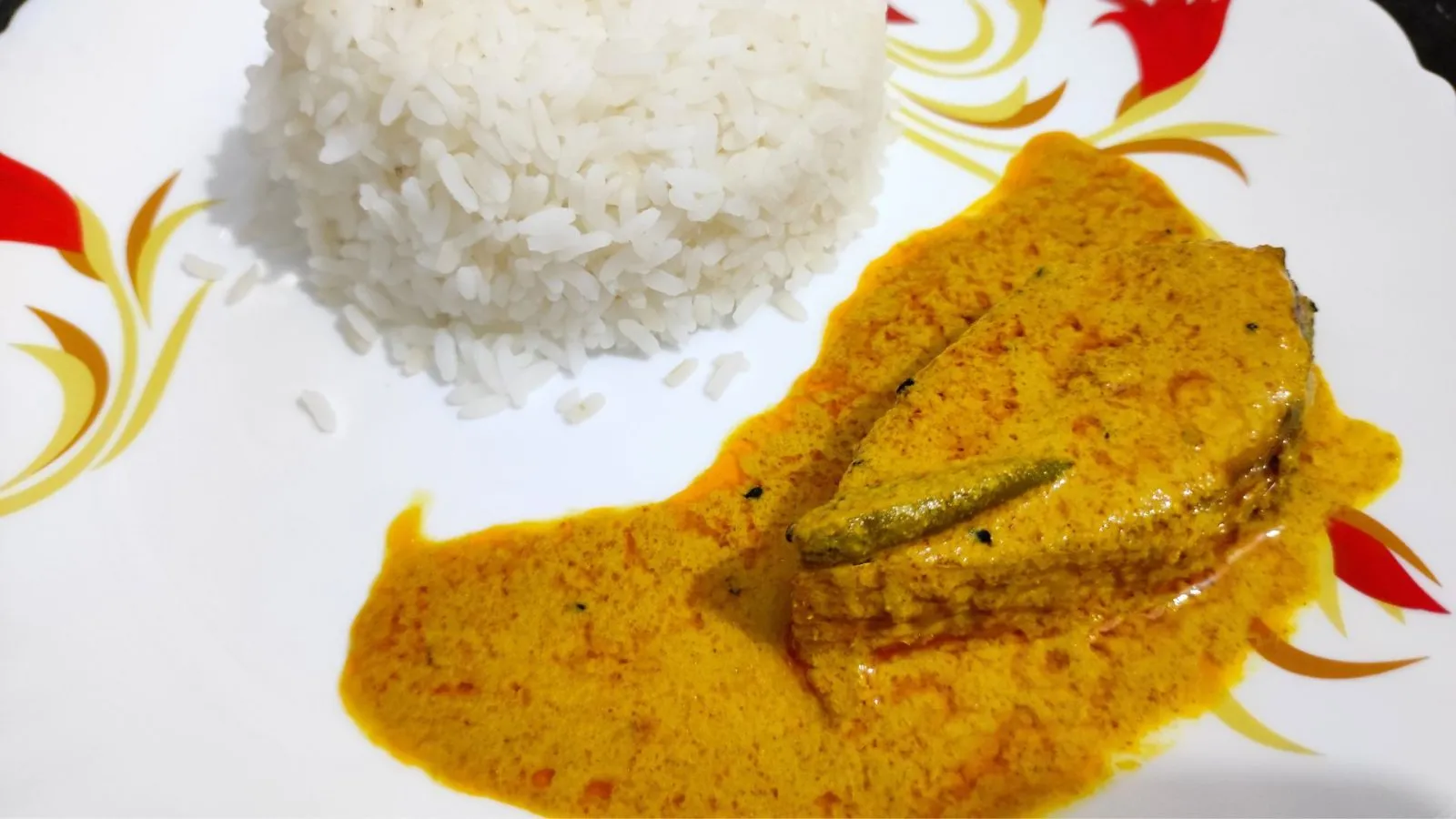 সোর্ডফিশ হল একটি রূপালী রঙের মাছ যার দেহ লম্বাটে। এটি সোর্ডটেইল নামেও পরিচিত। এটি ১০০ সেমি পর্যন্ত লম্বা হতে পারে। এই মাছটি আপাদমস্তক আঁশবিহীন একটি মাছ। এই মাছের মাথা এবং শরীরের মাঝখানে একটি ছোট পাখনা থাকে। শুধু তাই নয়, এটি একটি বড় লেজযুক্ত মাছ। এই মাছটি সামুদ্রিক শৈবাল এবং ছোট পোকামাকড় খেয়ে বেঁচে থাকে।