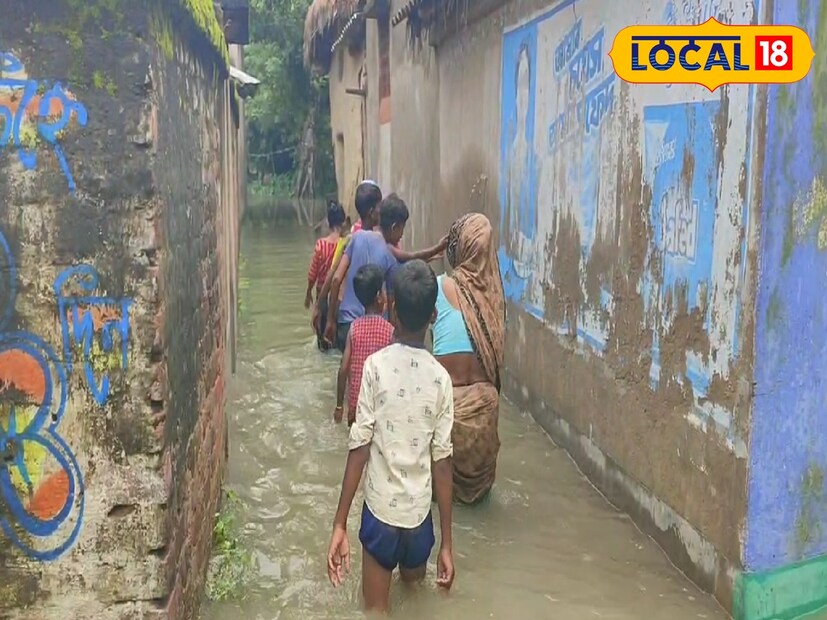 ঘাটাল মহকুমার বন্যা পরিস্থিতি একদিকে মানুষকে উদ্বেগে ফেলছে, অন্যদিকে এই ভরা বন্যা আবার কারও কাছে হয়ে উঠেছে বাড়তি রোজগারের সুযোগ। কারও জন্য পৌষ মাসের আনন্দ, তো কারও জন্য সর্বনাশের বোঝা। আশেপাশের গ্রামগুলিতে নদীর জল উপচে প্লাবিত এলাকাগুলিতে দেখা যাচ্ছে এক অদ্ভুত ছবি—কেউ উদ্বেগে ভুগছেন, আবার কেউ মাছ ধরায় ব্যস্ত। ( ছবি ও তথ্য: মিজানুর রহমান )