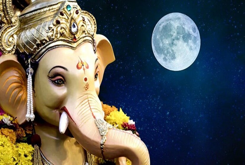 কুবেরের ভবন থেকে তিনি যখন বেরোলেন, ততক্ষণে আকাশে চাঁদ উঠে গিয়েছে। হিমালয়ের পার্বত্য পথে বাহন ইঁদুরের পিঠে চড়ে চাঁদের আলো আর শীতল বাতাস উপভোগ করতে করতে বাড়ি ফিরছিলেন তিনি। গুরুপাক ভোজন, শীতল বাতাস- সব মিলিয়ে আলস্যে তাঁর একটু ঝিমুনি এসে গিয়েছিল। 