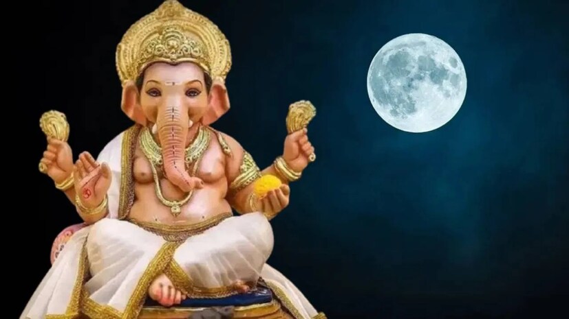 এমন সময়ে পথে একটা সাপ দেখে বাহনটি পিঠ থেকে গণেশকে ফেলে দিয়ে এক দৌড় দেয়! পড়ে গিয়ে একটি দাঁতের কিছুটা ভেঙে যায় গণেশের। সেই থেকে তাঁর নাম হয় একদন্ত। তা, এ হেন একদন্ত গজাননকে দেখে অট্টহাসিতে ফেটে পড়েন চন্দ্রদেব। ক্রুদ্ধ হয়ে গণেশ নিজের ভাঙা দাঁতটি ছুড়ে মারেন তাঁর দিকে। অভিশাপ দেন- চন্দ্রের কলা বা জ্যোতি ক্ষয়প্রাপ্ত হবে। যে রূপের জন্য তাঁর এত দম্ভ, তা আর কোনও দিনই দেখতে পাবে না কেউ! 