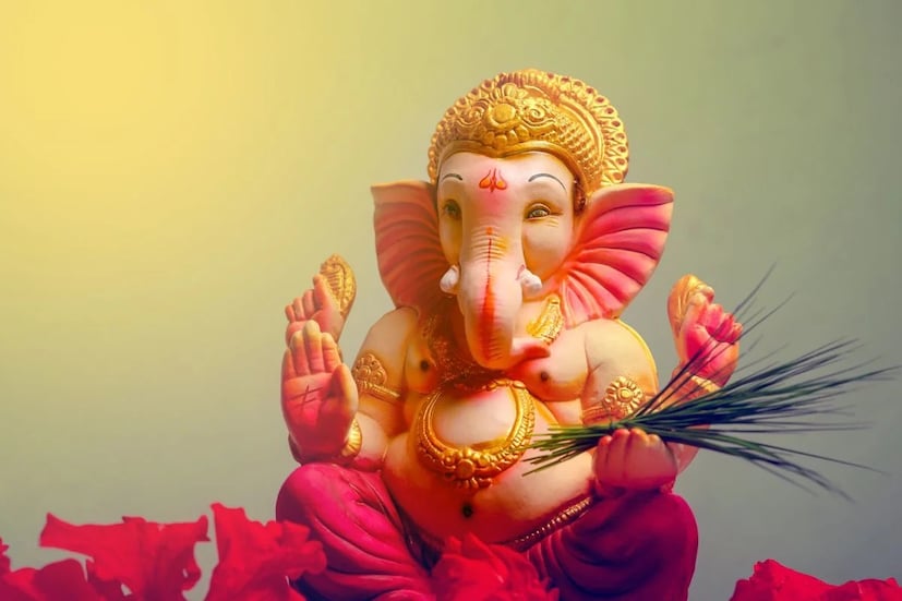 এ বছর আগামী ২৭ অগাস্ট, বুধবার পালিত হবে গণেশ চতুর্থী৷ পঞ্জিকা অনুসারে ভাদ্র শুক্লা চতুর্থী তিথি পড়ছে আগামী ২৬ অগস্ট দুপুর ১টা ৫৪ মিনিটে। চতুর্থী থাকবে ২৭ অগস্ট বেলা ৩টে ৪৪ মিনিট পর্যন্ত। উদয়া তিথি অনুসারে গণেশ চতুর্থী পালিত হবে ২৭ অগস্ট। এই বছর গণপতির আরাধনা করার শুভ সময় পড়েছে ২৭ অগস্ট সকাল ১১টা ৫ মিনিট থেকে দুপুর ১টা ৪০ মিনিট পর্যন্ত।