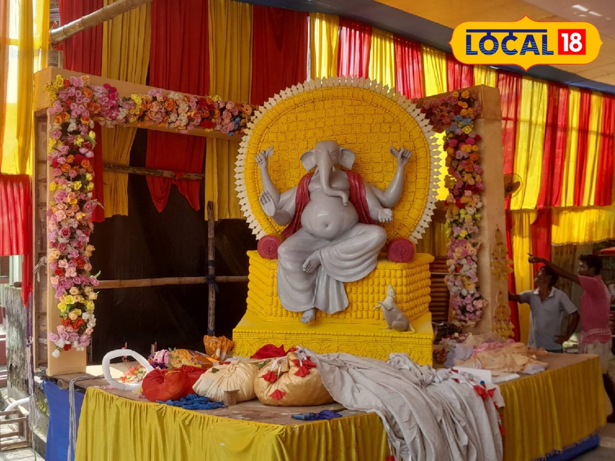 গণেশ চতুর্থীতে এবার বড় চমক বালুরঘাটে, শ্বেতশুভ্র ১২ ফুটের গণেশ দেখবেন বাসিন্দারা
