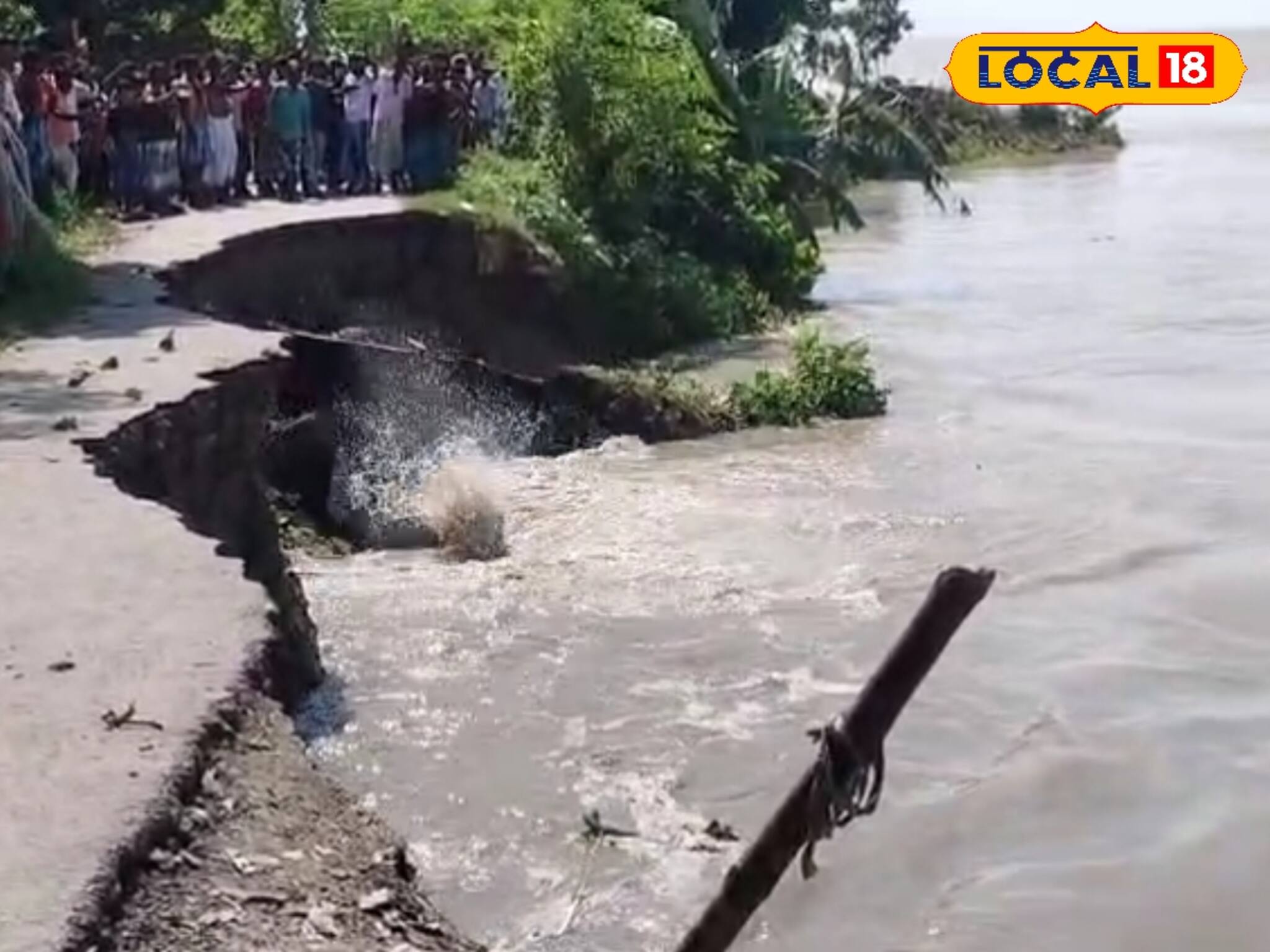 শিলান্যাস করেই 'হাওয়া' বিধায়ক! ভয়াবহ গঙ্গা ভাঙনে তলিয়ে গেল রাস্তা, ক্ষোভ বাড়ছে এলাকায়