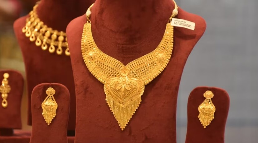 গত কয়েক বছরে যে ভাবে হু হু করে বেড়ে চলেছে সোনালি ধাতুর দাম তার জেরে অনেকেই এখন অন্যান্য বিনিয়োগের মাধ্যমে পাশাপাশি সোনায় বিনিয়োগ করা লাভজনক মনে করেছেন ৷তথ্যসূত্র: স্বর্ণশিল্প বাঁচাও কমিটি (SSBC) ৷