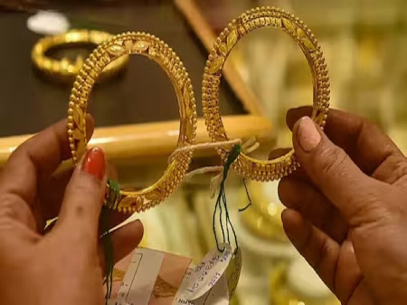 যদি আপনি সোনা কেনার দুই বছরের মধ্যে তা বিক্রি করেন, তাহলে আপনাকে শর্ট টার্ম ক্যাপিটাল গেনের আওতায় ২০% ট্যাক্স দিতে হবে। এর সঙ্গে ৪% সেস আলাদাভাবে দিতে হয়। এই হিসেবে মোট করের হার দাঁড়ায় প্রায় ২০.৮%।