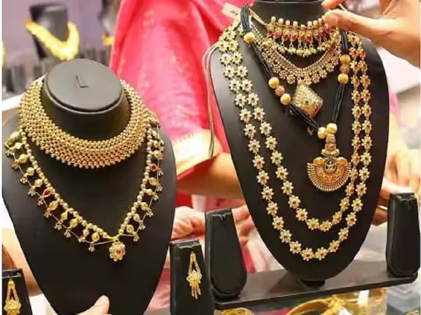 গ্রাহকদের প্রত্যাবর্তনজুয়েলার্সরা বলছেন যে, দাম কমে যাওয়ার কারণে গ্রাহকরা আবার বাজারে ফিরে আসছেন এবং সোনার গয়নার চাহিদা আবার বাড়তে শুরু করেছে।

বৈশ্বিক সংকেত গুরুত্বপূর্ণ

বিশেষজ্ঞরা বিশ্বাস করেন যে মার্কিন অর্থনৈতিক তথ্য এবং ফেডারেল রিজার্ভ সভার সিদ্ধান্তগুলি সোনার গতিবিধি নির্ধারণ করবে।