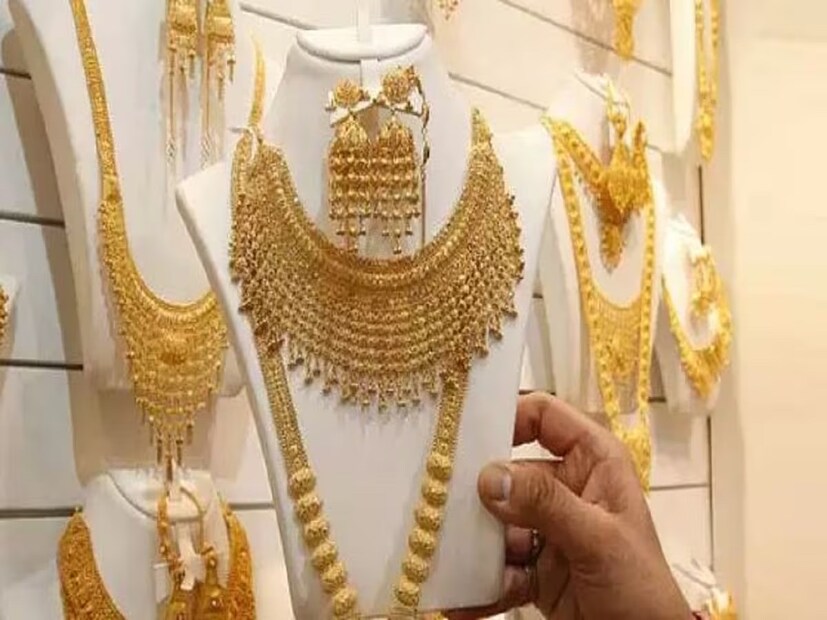 গত কয়েক মাসে কখনও দাম হু হু করে বেড়ে যাচ্ছে, আবার কখনও হঠাৎ কমে যাচ্ছে। ফলে ক্রেতা ও বিনিয়োগকারীরা প্রায়শই দ্বিধায় পড়ছেন—আজ সোনা কিনবেন নাকি অপেক্ষা করবেন ? লেটেস্ট দাম জেনে সিদ্ধান্ত নিন ৷