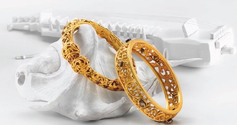 যাঁরা শীঘ্রই সোনা কেনার পরিকল্পনা করছেন, তাঁদের জন্য দাম বাড়ার এই ধারা সতর্কবার্তা হতে পারে। বিশেষজ্ঞরা মনে করছেন, যদি আন্তর্জাতিক বাজারে সোনার চাহিদা আরও বাড়ে, তাহলে আগামী সপ্তাহে দাম আরও কিছুটা বেড়ে যেতে পারে।