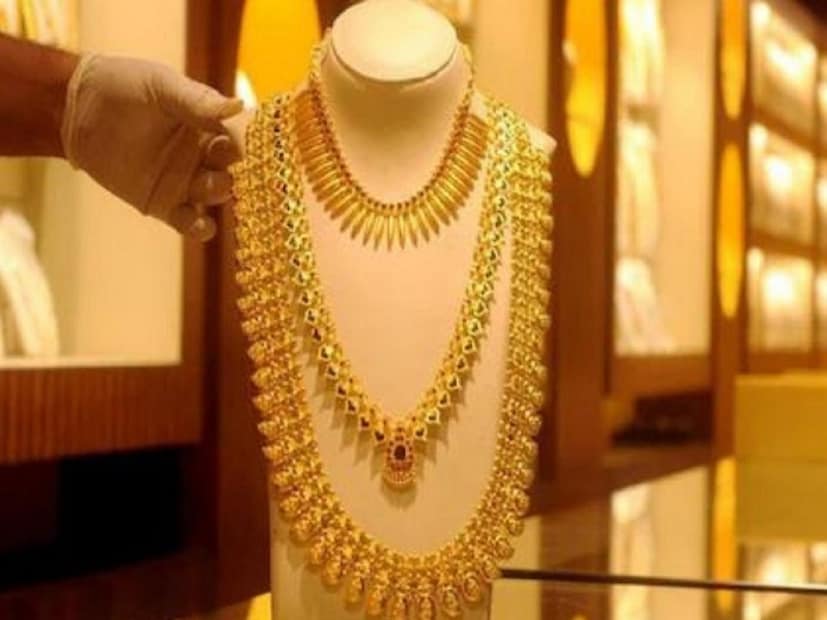 আন্তর্জাতিক সোনার বাজারে আগের অধিবেশনে সোনার দাম এক মাসের সর্বনিম্ন অবস্থান থেকে ফিরে এসেছে, কারণ নতুন মার্কিন শুল্ক ঘোষণার ফলে সৃষ্ট বাণিজ্য অনিশ্চয়তা মার্কিন সুদের হার কমানোর প্রত্যাশা সত্ত্বেও সোনার চাহিদা বাড়িয়েছে। স্পট সোনার দাম ০.৪% বেড়ে প্রতি আউন্সে ৩,২৮৬.৯৯ ডলারে দাঁড়িয়েছে। ৩০ জুনের পর থেকে আগের অধিবেশনে সোনার দাম সর্বনিম্ন পর্যায়ে পৌঁছেছে। মার্কিন সোনার ফিউচার ০.৫% কমে ৩,২৮২.১০ ডলারে দাঁড়িয়েছে।
