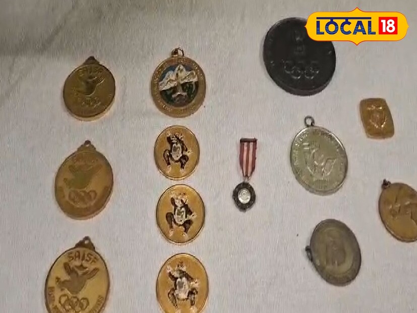 গত ১৫ আগষ্ট উত্তরপাড়া থানায় খবর যায়, প্রখ্যাত প্রাক্তন সাঁতারু বুলা চৌধুরীর হিন্দমোটরের বাড়িতে চুরি হয়েছে। বুলা চৌধুরীর সারা জীবনের অর্জন করা পদক চুরি হয়ে গিয়েছে। তার মধ্যে অর্জুন ও পদ্মশ্রী পুরস্কার রয়েছে। গোটা ঘটনায় কান্নায় ভেঙে পরেন বুলা চৌধুরী। (ছবি ও তথ্য : রানা কর্মকার)