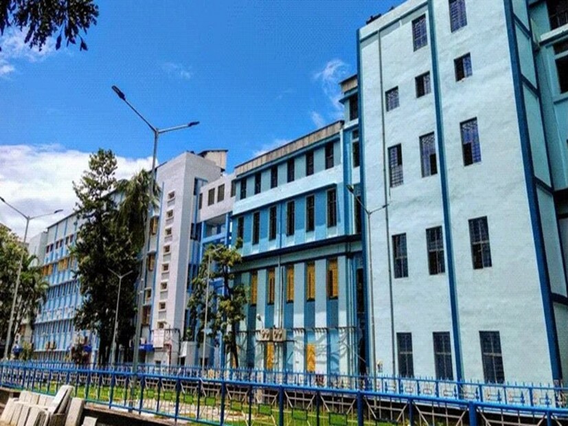 কলকাতা: সম্প্রতি ফের কেন্দ্রের সেরা স্বীকৃতি পেল রাজ্যের এক হাসপাতাল। রাজ্যের চিকিৎসাক্ষেত্রে যুক্ত হয়েছে গর্বের পালক। মাতৃত্বকালীন ও প্রসব-পরবর্তী চিকিৎসা পরিষেবার গুণগত মানে সারা দেশের মধ্যে শ্রেষ্ঠত্বের শিরোপা পেয়েছে পশ্চিমবঙ্গ। 