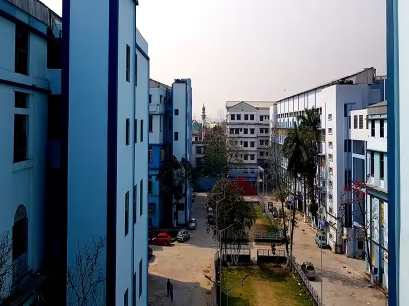 জাতীয় স্বাস্থ্য মিশনের তরফে এই বিশেষ শংসাপত্র তুলে দেওয়া হয়েছে কলকাতার ক্যালকাটা ন্যাশনাল মেডিক্যাল কলেজ হাসপাতালের স্ত্রীরোগ ও প্রসূতি বিভাগকে। এই কেন্দ্রীয় স্বীকৃতি পাওয়া গেছে হাসপাতালের লেবার রুম পরিষেবা, পরিকাঠামো এবং চিকিৎসার মান বিশ্লেষণের ভিত্তিতে। 