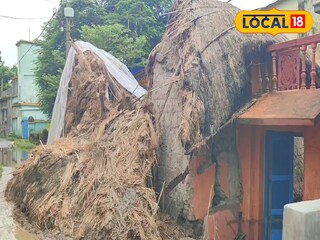 অতিবৃষ্টিতে হুড়মুড়িয়ে ভাঙছে বাড়ি
