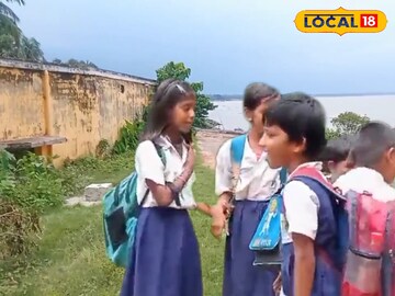 স্কুল নয়, যেন দুঃখের কাহিনি! বৃষ্টিতে লাটে ওঠে ক্লাস, মিড ডে মিল খাওয়া হয় বই তুলে