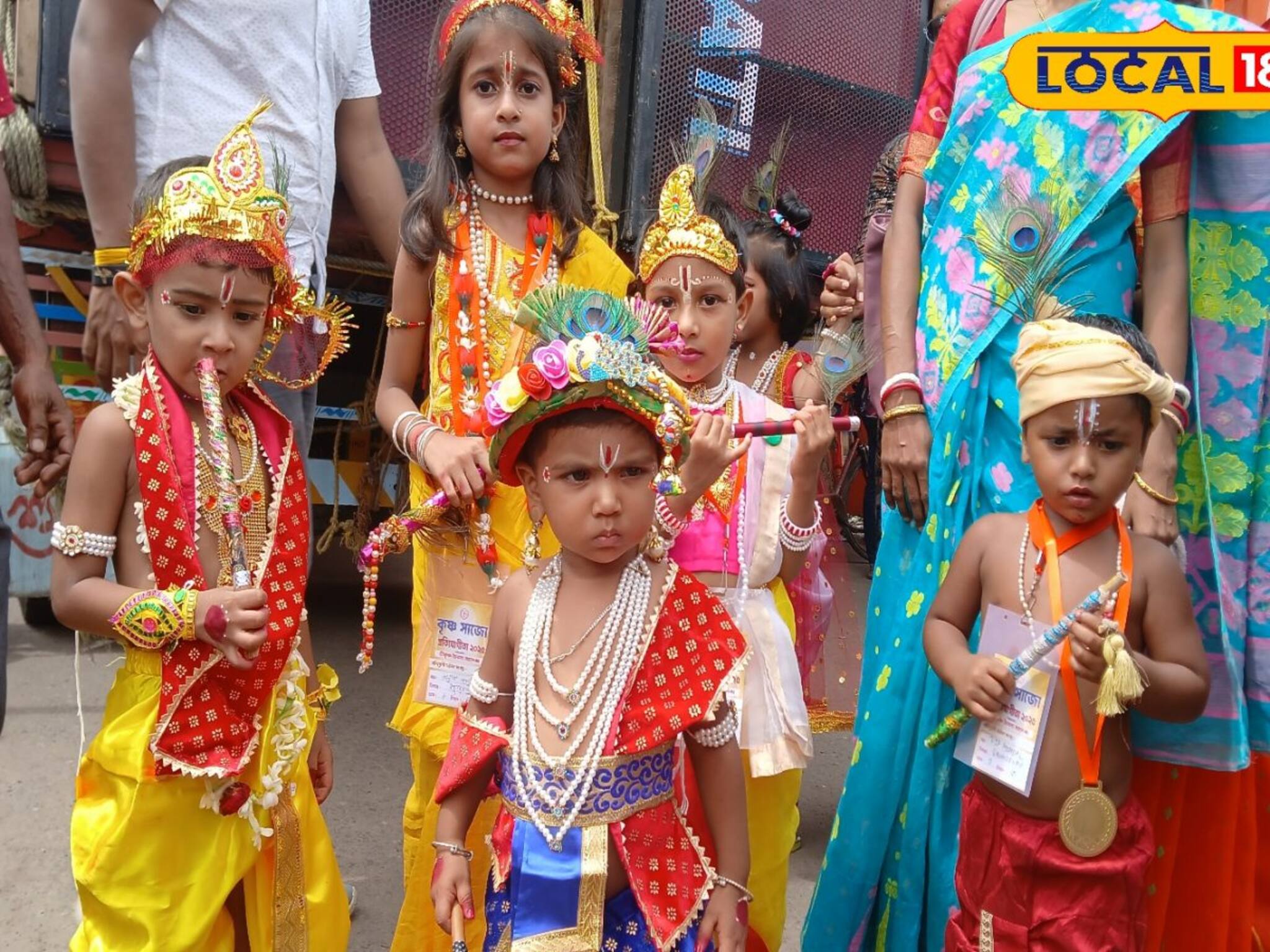 যেন রাধকৃষ্ণের মেলা বসেছে। কাকে ছেড়ে কাকে দেখবেন?